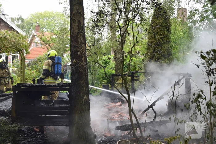 Felle brand verwoest schuur bij woning