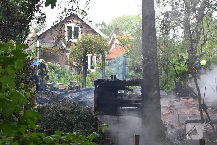 Felle brand verwoest schuur bij woning
