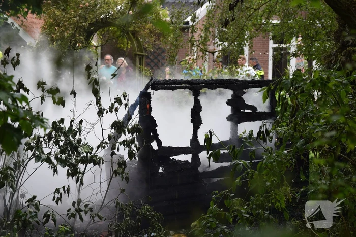 Felle brand verwoest schuur bij woning