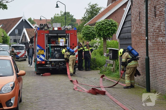 Felle brand verwoest schuur bij woning