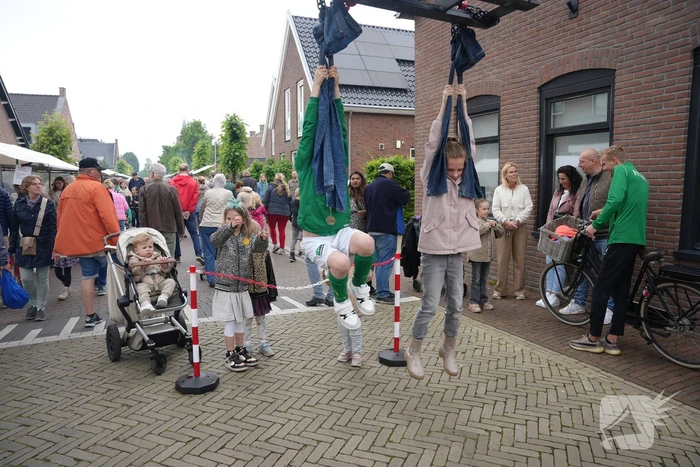 Koeien knuffelen tijdens Bunschoter Boeren- en Beestenboel