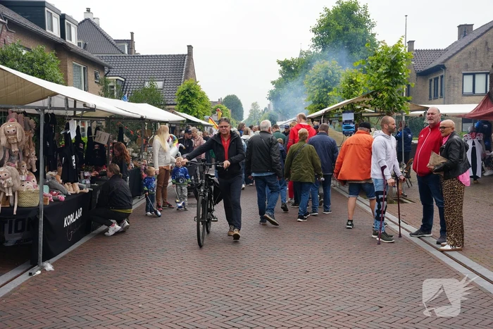 Koeien knuffelen tijdens Bunschoter Boeren- en Beestenboel
