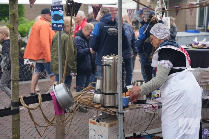 Koeien knuffelen tijdens Bunschoter Boeren- en Beestenboel