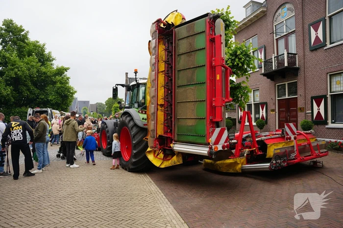 Koeien knuffelen tijdens Bunschoter Boeren- en Beestenboel