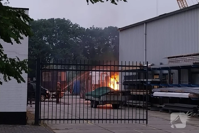 Brandweer schaalt uit voorzorg op bij brand bij loods