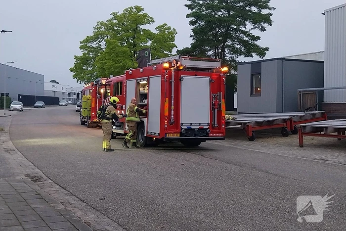 Brandweer schaalt uit voorzorg op bij brand bij loods