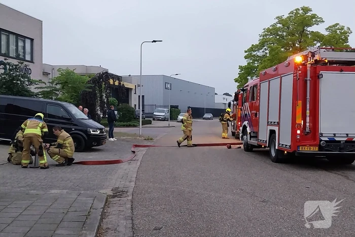 Brandweer schaalt uit voorzorg op bij brand bij loods