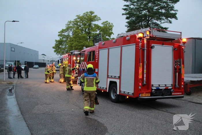 Brandweer schaalt uit voorzorg op bij brand bij loods