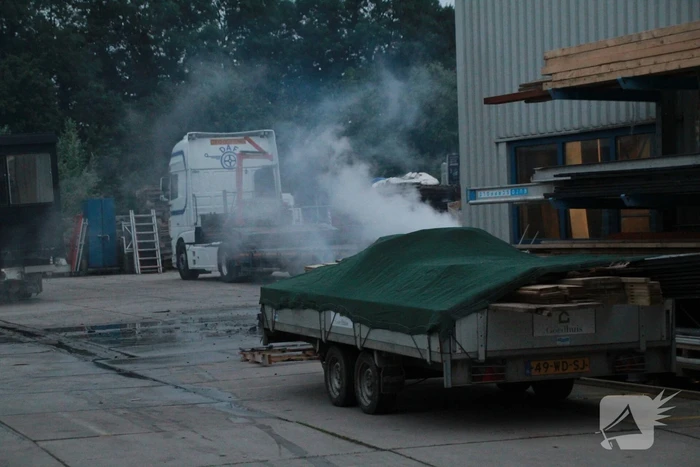 Brandweer schaalt uit voorzorg op bij brand bij loods