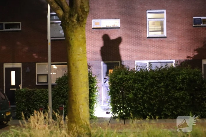 Voorgevel en voordeur beschadigd na explosie
