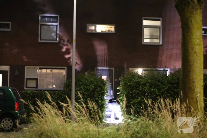 Voorgevel en voordeur beschadigd na explosie