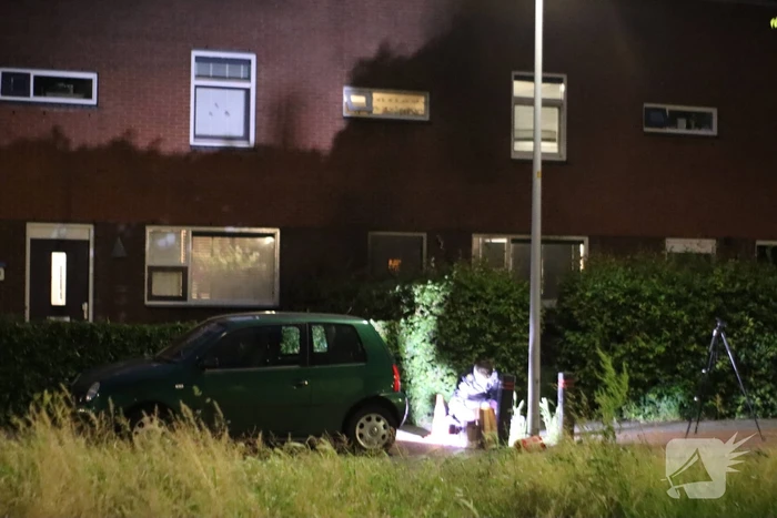 Voorgevel en voordeur beschadigd na explosie
