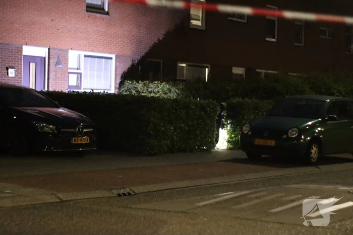 Voorgevel en voordeur beschadigd na explosie