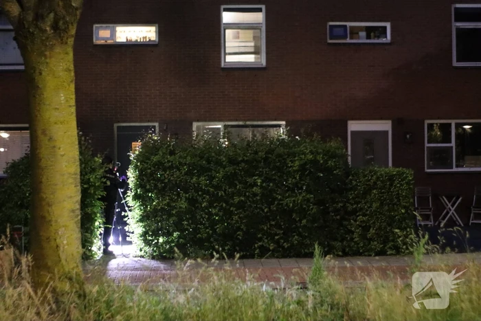Voorgevel en voordeur beschadigd na explosie