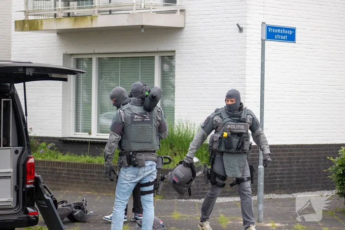 Arrestatieteam valt woning binnen