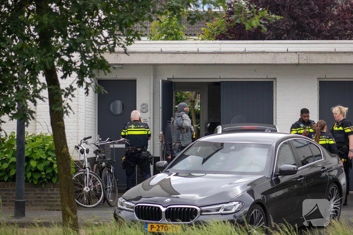 Arrestatieteam valt woning binnen