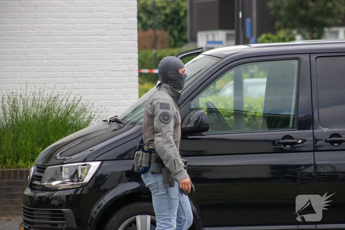 Arrestatieteam valt woning binnen