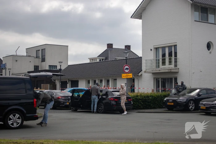 Arrestatieteam valt woning binnen