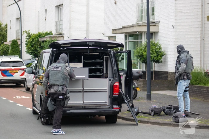 Arrestatieteam valt woning binnen