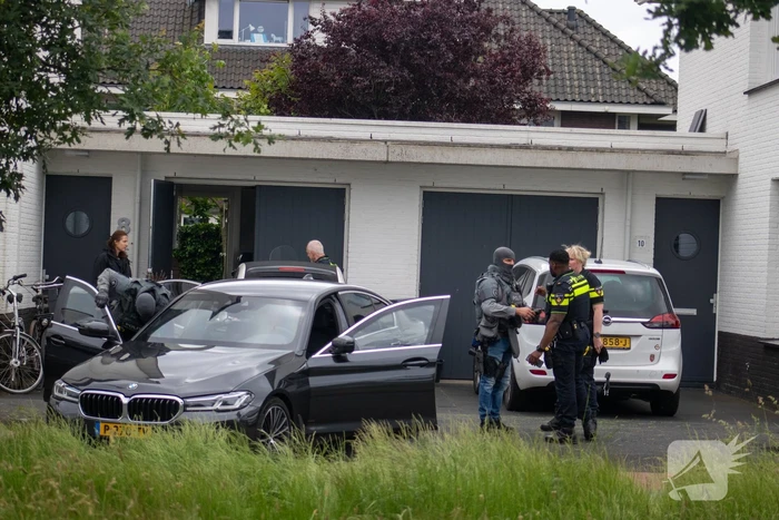 Arrestatieteam valt woning binnen