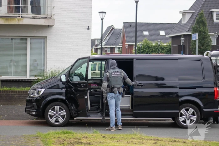 Arrestatieteam valt woning binnen