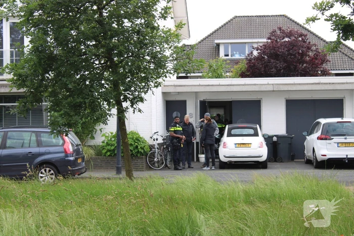Arrestatieteam valt woning binnen