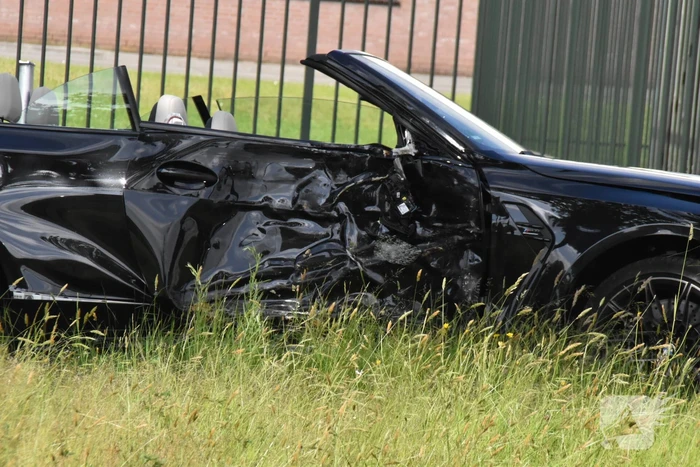 Dure sportauto rijdt tegen boom, veel schade