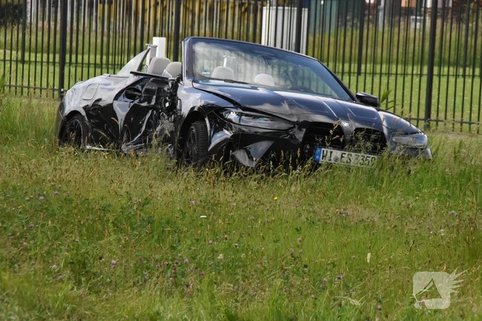 Dure sportauto rijdt tegen boom, veel schade