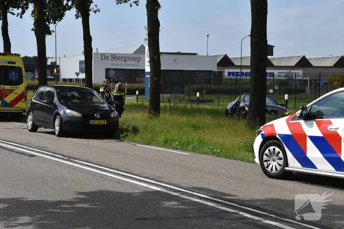 Dure sportauto rijdt tegen boom, veel schade