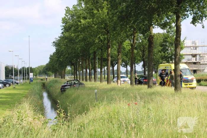 Dure sportauto rijdt tegen boom, veel schade