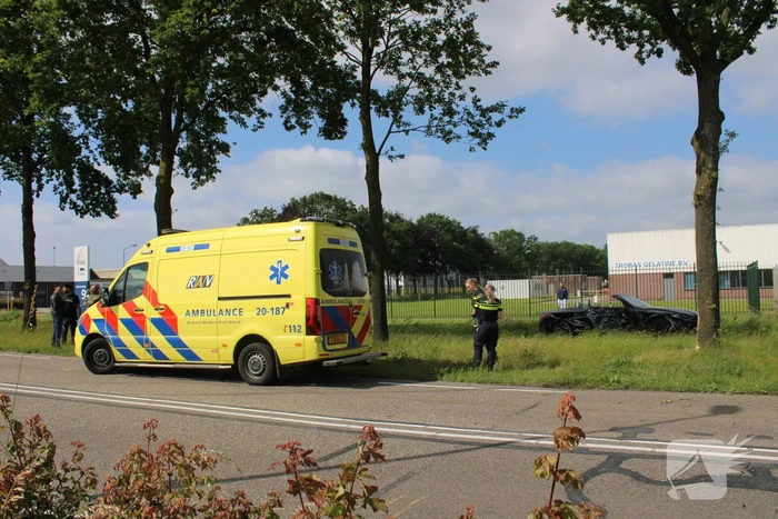 Dure sportauto rijdt tegen boom, veel schade