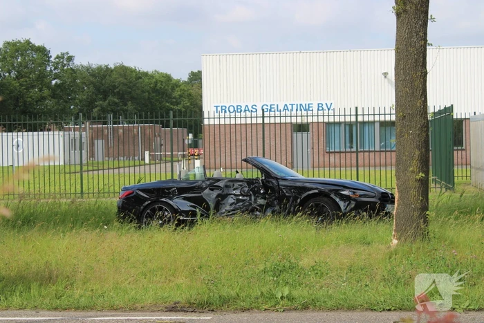 Dure sportauto rijdt tegen boom, veel schade