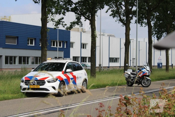 Dure sportauto rijdt tegen boom, veel schade