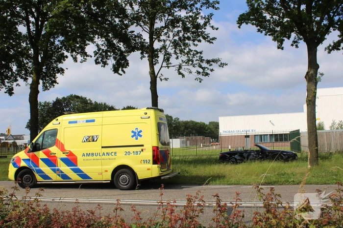 Dure sportauto rijdt tegen boom, veel schade