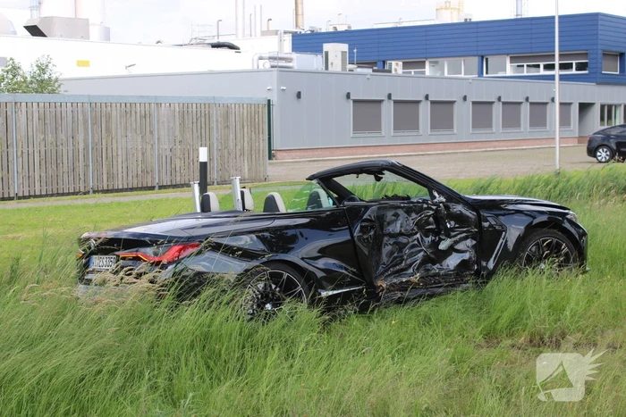 Dure sportauto rijdt tegen boom, veel schade