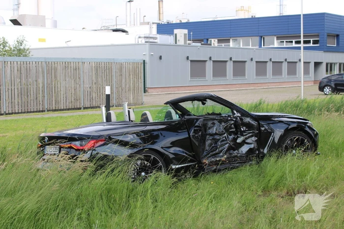 Dure sportauto rijdt tegen boom, veel schade