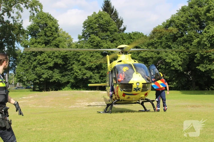 Traumahelikopter landt voor noodsituatie in woning