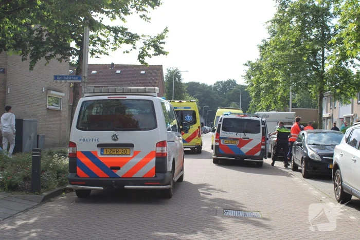 Traumahelikopter landt voor noodsituatie in woning