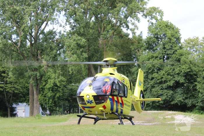 Traumahelikopter landt voor noodsituatie in woning