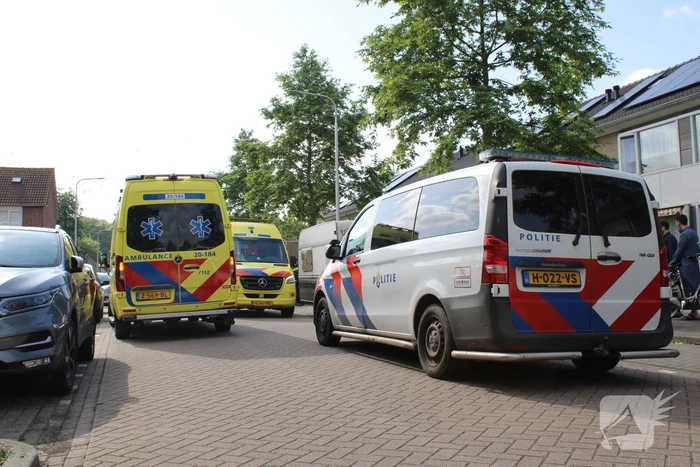 Traumahelikopter landt voor noodsituatie in woning