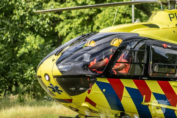 Traumahelikopter landt voor noodsituatie in woning