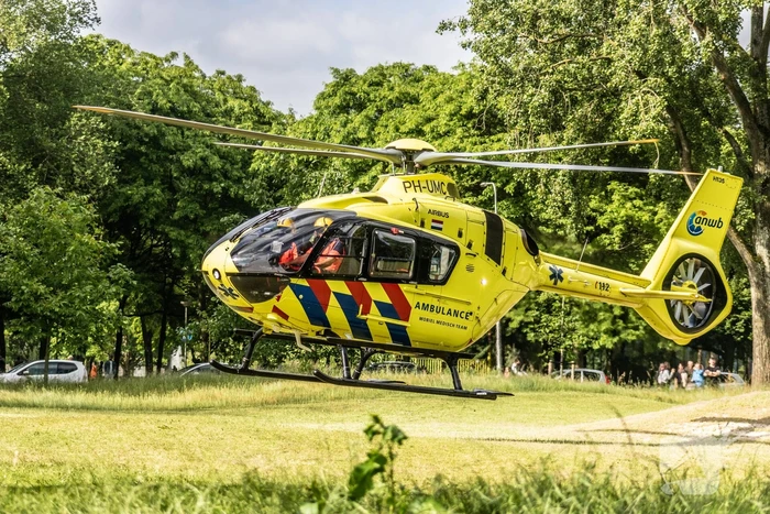 Traumahelikopter landt voor noodsituatie in woning