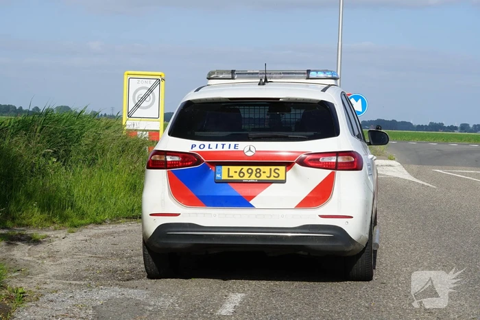 Vrouw verdwijnt met auto in de sloot