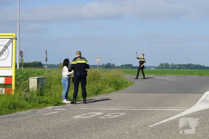 Vrouw verdwijnt met auto in de sloot