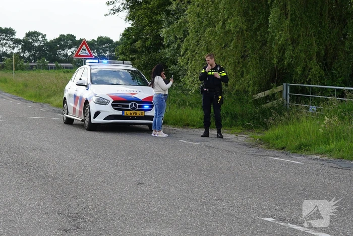 Vrouw verdwijnt met auto in de sloot