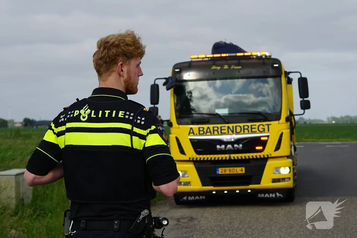Vrouw verdwijnt met auto in de sloot