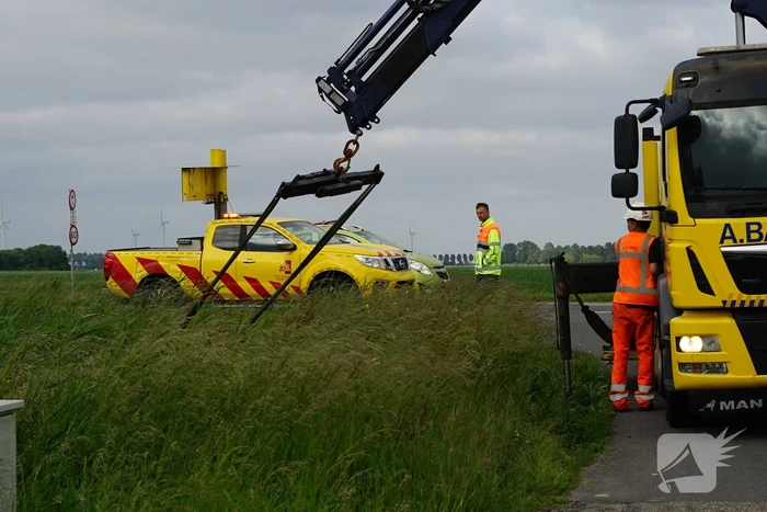 Vrouw verdwijnt met auto in de sloot