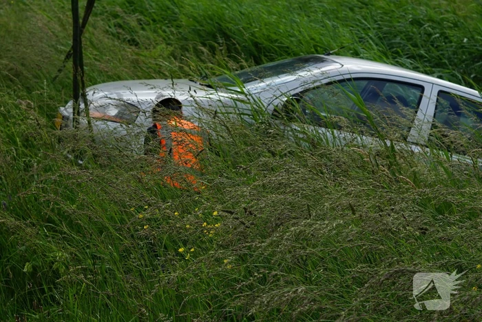Vrouw verdwijnt met auto in de sloot