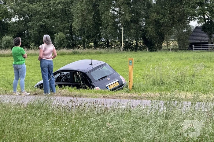 Automobilist mist bocht en raakt van de weg
