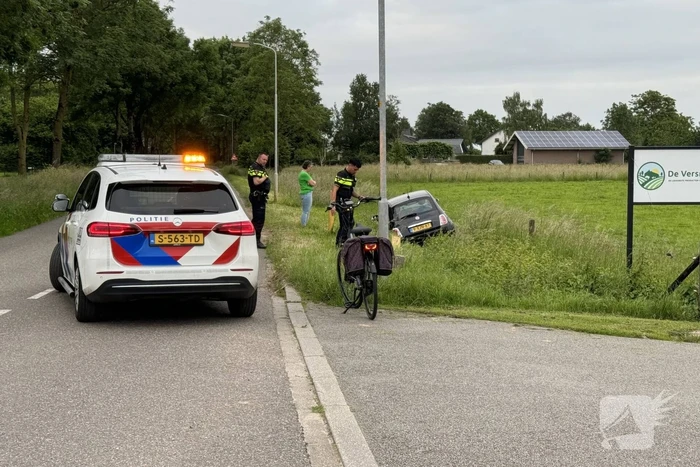 Automobilist mist bocht en raakt van de weg
